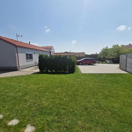 Ubytovani U Marty S Terasou Sakvice Exterior photo
