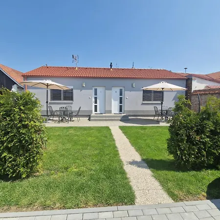 Ubytovani U Marty S Terasou Sakvice Exterior photo